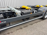 MAN126_2735652 vehicle image