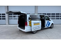 THOM6454_2740946 vehicle image