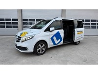 THOM6454_2740946 vehicle image