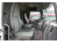 DOLD2821_2885960 vehicle image