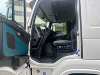 PREI272_2911880 vehicle image