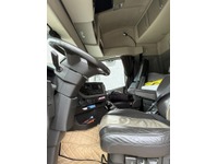 INTG9387_2744348 vehicle image