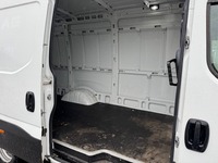 STUD177_2825640 vehicle image