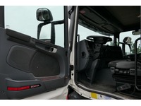 DOLD2821_2696940 vehicle image