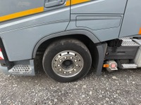 TOLA8240_2737250 vehicle image