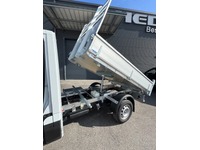 STUD177_2552349 vehicle image