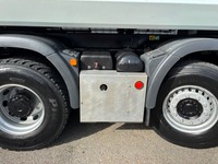 MAN126_2739239 vehicle image