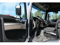DOLD2821_3017602 vehicle image